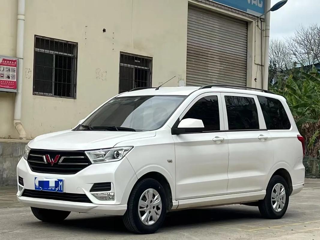 五菱宏光7座多少钱(五菱宏光7座多少钱面包车)