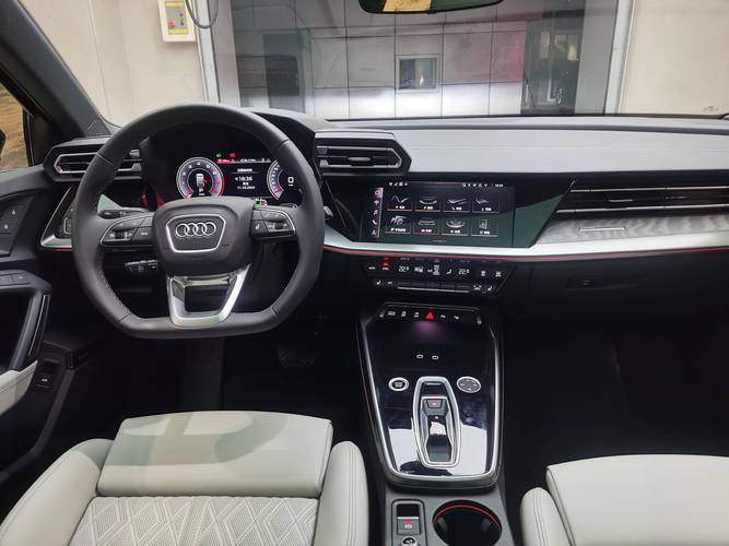 奥迪a3三厢内饰(奥迪a3三厢车内饰)